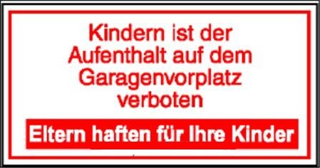 Kindern ist der Aufenthalt auf dem Garagenvorplatz verboten