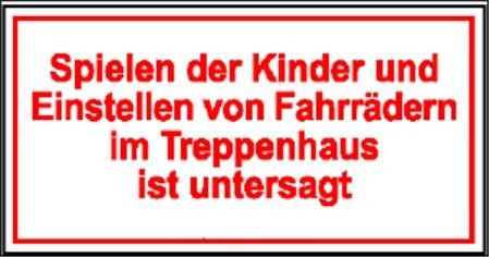 Spielen der Kinder und Einstellen von Fahrrädern im Treppenhaus